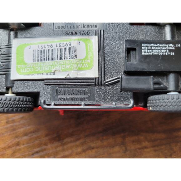 2018 Kintoy/Kinsmart - 2005 Red Hummer H2 SUT - Scale 1/40 - China - Picture 9 of 9